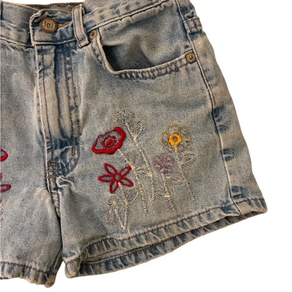 LEI | Vintage floral embroidered shorty denim jean shorts - Picture 4 of 9